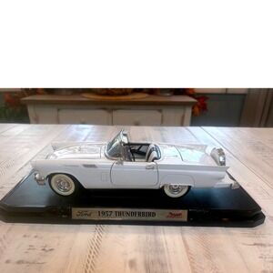 Road Signature 1957 Ford Thunderbird White Diecast Model Car 1:18 Scale